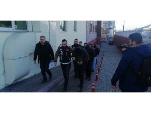 Uyuşturucu operasyonunda gözaltına alınan 8 kişi adliyeye sevk edildi
