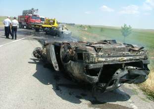Trafik kazasında otomobiller yandı