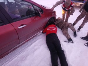 Sarıkamış’ta mahsur kalan aile JAK timlerince kurtarıldı