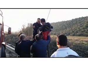 Kanala uçan minibüsün üstünde mahsur kaldı