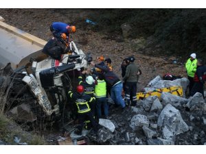 Kazada sıkışan kamyon sürücüsü hayatını kaybetti
