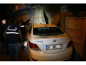 Otomobiliyle seyir halindeyken silahlı saldırıya uğrayan sürücü ağır yaralandı