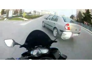 Büyükçekmece’de motosikletli aniden yola çıkan otomobile çarptı