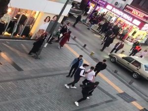 Pendik’te sokak ortasında tekmeli yumruklu kavga kamerada