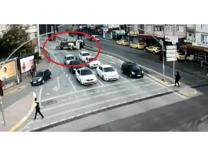 Kocaeli’de 1’i ağır 3 kişinin yaralandığı kaza saniye saniye kameralara yansıdı