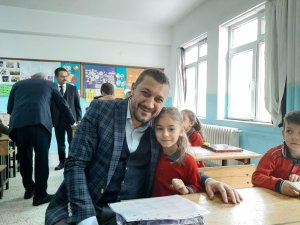 AK Parti milletvekili Açıkgöz, öğrencilerin karne heyecanına ortak oldu