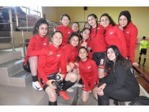 Isparta Spor Liseli sultanlar futsalda şampiyon oldu