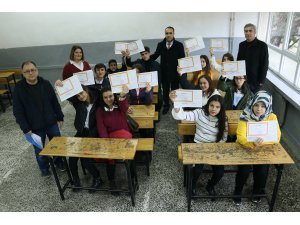 Hatay'da lisedeki 16 mevcutlu sınıfın tamamı takdir belgesi aldı