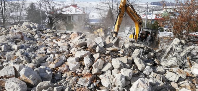 Bozkır'da metruk binalar yıkılıyor