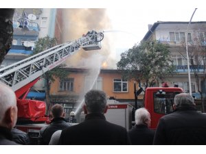 Afganistanlı ailenin yaşadığı ev alev alev yandı