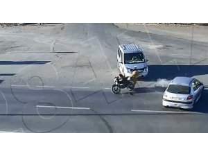 Motosikletli gençleri başlarındaki kask ölümden kurtardı