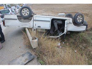 Adana'da kamyonet devrildi: 4 yaralı