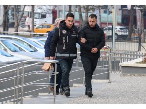 Bolu’da, uyuşturucuyla yakalanan cezaevi firarisi adliyeye sevk edildi