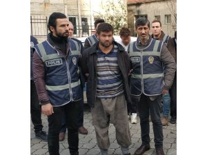 Parası için öldürüp banyoda testere ile parçalamış
