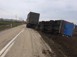 Tır devrildi, 2 bin 200 tavuk telef oldu