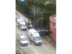 Otomobil elektrik direğine çarptı: 5 yaralı