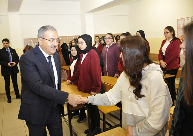 Rektör Şahin, öğrencilerin karne heyecanına ortak oldu