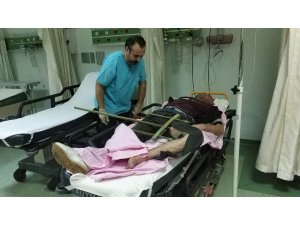 Bacağına saplanan korkuluk demiriyle hastaneye kaldırıldı