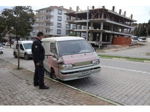 Çalıntı aracı yol ortasında bırakıp kaçtılar