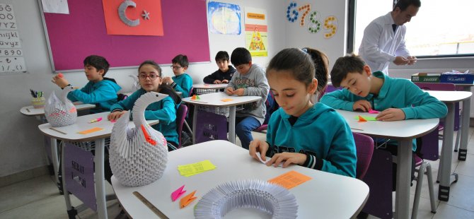 Öğrenciler düşünce kaslarını geliştirmek için origami yapıyor