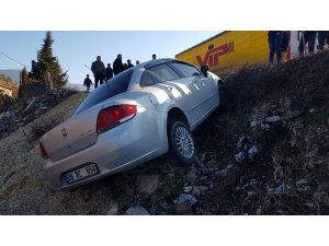 Lastiği patlayan otomobil yoldan çıktı