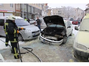 Çalıştırdığı otomobili bir anda motor kısmından alev alarak yandı