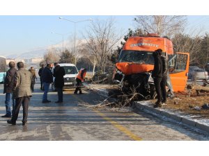 Makas atmak isteyen otomobilin çarptığı minibüs kaza yaptı: 11 yaralı
