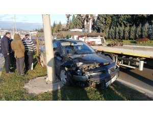 Otomobile çarpıp refüje çıktı: 1 yaralı