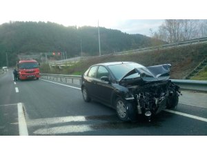 Direksiyon hakimiyetini kaybeden sürücü bariyerlere çarptı