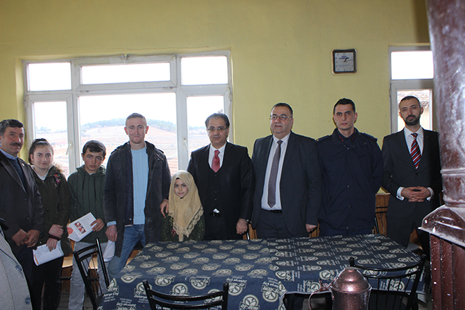 Buzlanma nedeniyle öğrenciler karnelerini kahvehanede aldı