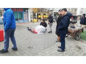 Esenyurt’ta yaralı motosiklet sürücüsüne yerde şemsiyeli önlem