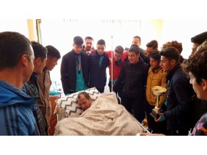 Şampiyonluk kupasını hasta öğretmenlerine götürdüler