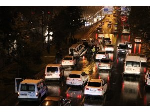 Kaygan yol kazaya neden oldu; 4 araç birbirine girdi