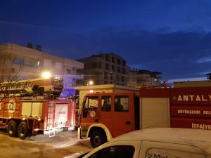 Balkonda yanan mangal itfaiyeyi alarma geçirdi