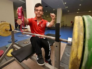 "Küçük adam" başarılarıyla adını dünyaya duyurmak istiyor