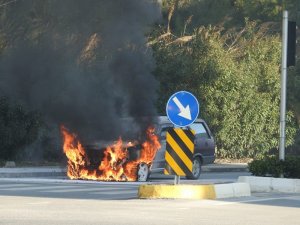 Antalya’da alev alan otomobil kullanılmaz hale geldi