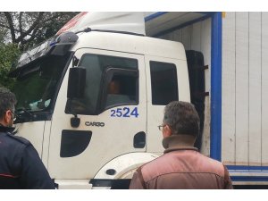 Yolda asılı kalan kamyonun kurtarılması için direksiyon başında bekledi