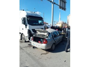 Kamyon ve otomobil çarpıştı:1 ölü, 1 yaralı