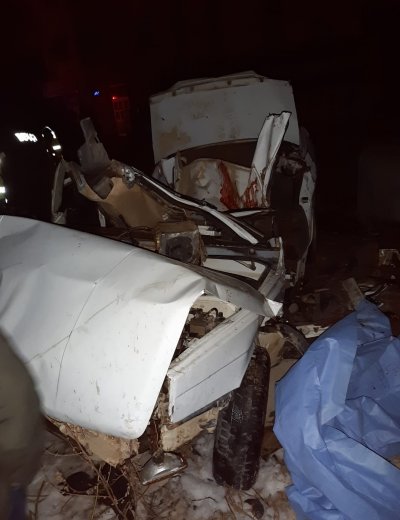 Isparta'da otomobil tarım aracı ve duvara çarptı: 2 ölü, 2 yaralı
