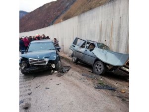 Kazaya yardım için durdular, otomobil çarptı: 3’ü ağır 9 yaralı