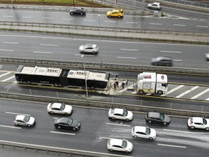 Şişli’de seyir halindeki metrobüste yangın çıktı