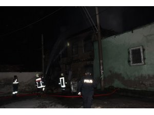 Tarsus’ta iki evin kullanılmaz hala geldiği yangın mahalleliyi korkuttu