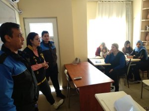 Polis erkek şiddetini önlemek için mahalle mahalle geziyor