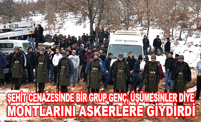 Şehit cenazesinde bir grup genç, üşümesinler diye montlarını askerlere giydirdi