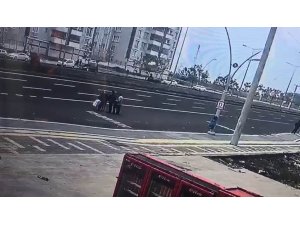 Karşıya geçerken aracın altında kalan şahıs ağır yaralandı