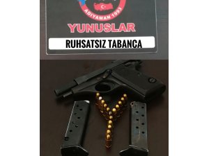 Şüpheli otomobilden silah ele geçirildi
