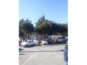 Çarpışan otomobiller park halindeki başka araca çarptı: 3 yaralı