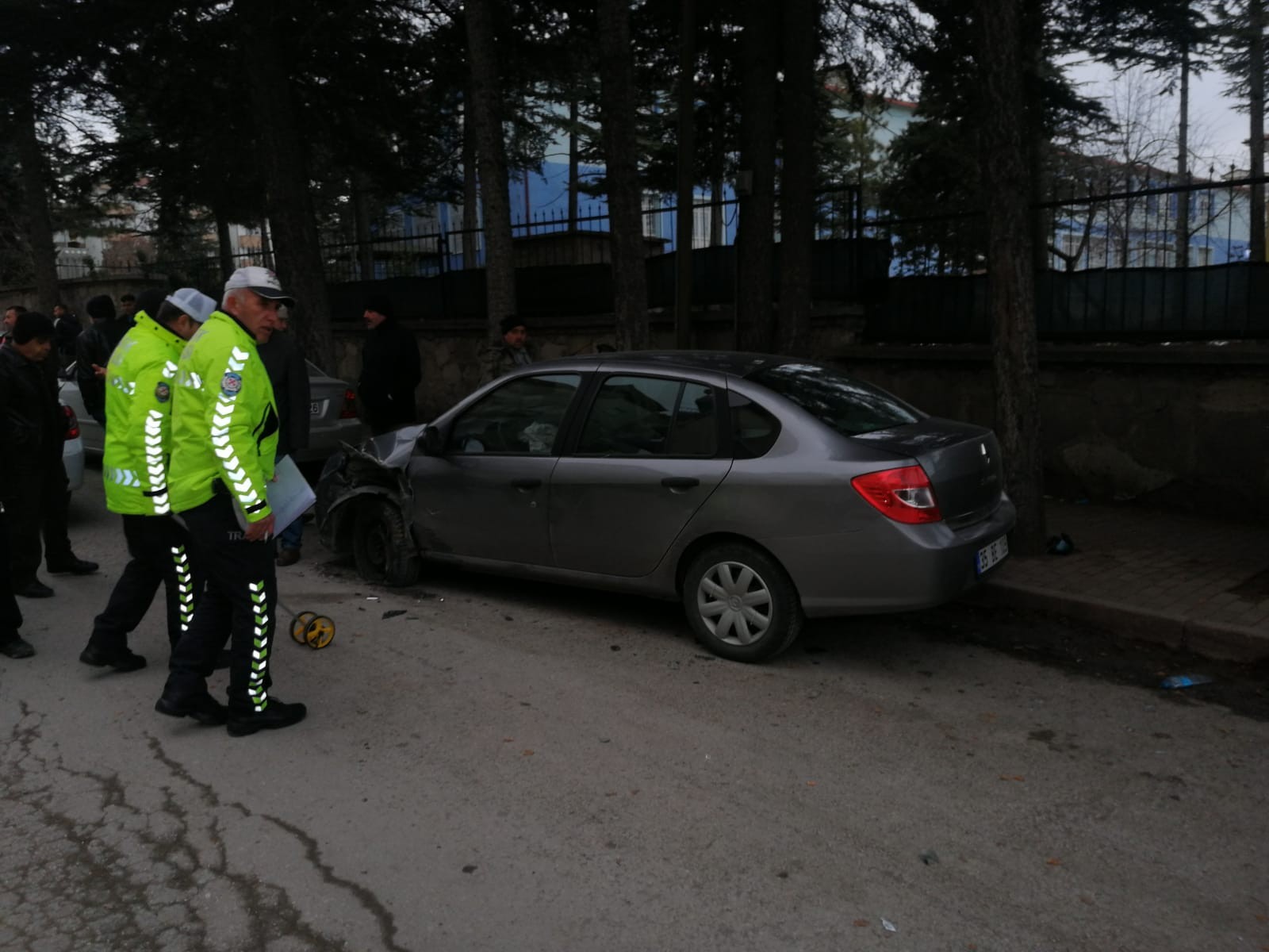 Konya'da otomobil park halindeki araçlara çarptı: 3 yaralı