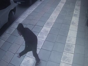 Elazığ’da bir genç araçtan sıkılan kurşunların hedefi oldu