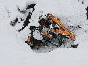 Kardan kapanan yolu açmaya çalışan iş makinesi şarampole devrildi: 1 yaralı